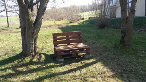 Eine selbstgebaute Holzbank