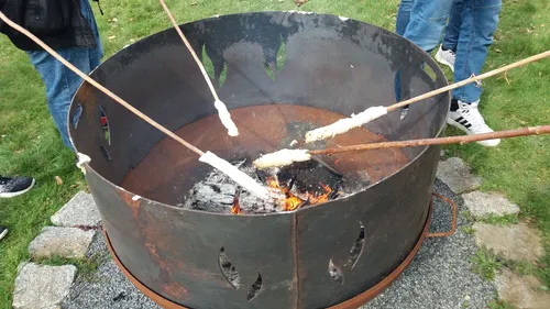 Eine Feuerschale, über der Knüppelkuchen gebacken werden