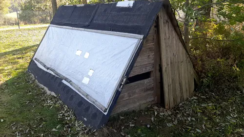 Eine Holzhütte im Schulgarten