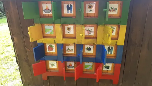 Ein aus Holz gefertigtes Memory-Spiel