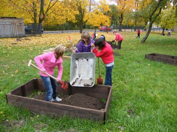 Arbeit im Kr&auml;utergarten