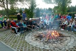 Kinder am Lagerfeuer