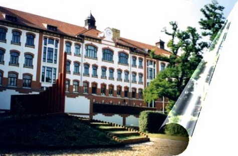 Schulgebude mit Bhne
